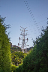 La torre sostiene el alambrado eléctrico