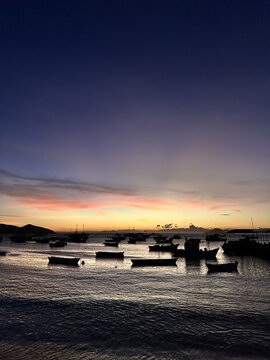 Por do sol em b&uacute;zios, praia brava, rio de janeiro, por do sol na praia com montanhas, vista de cima, trilha da praia olho de boi