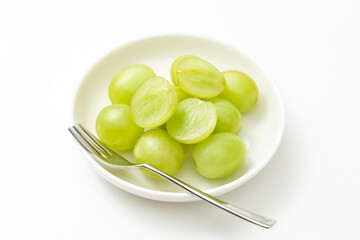 カットしたマスカット　白バック