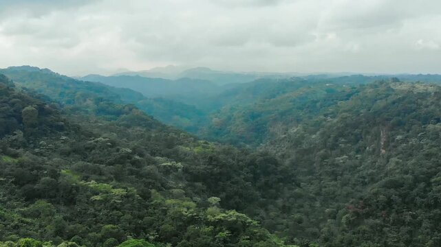 vuelo entre monta&ntilde;as