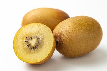 カットしたゴールドキウイ　白バック