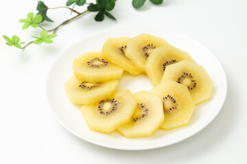 スライスしたゴールドキウイ　白バック