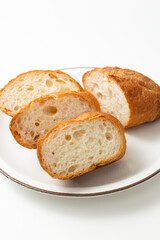 皿に乗ったフランスパン　白バック