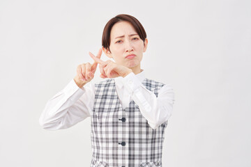 女性　事務員　指でバツのジェスチャー　白背景