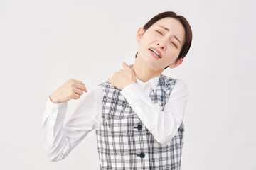 女性　事務員　四十肩　白背景