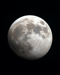 Obraz premium Crisp Details of a Waxing Gibbous Moon Illuminated Against the Dark Night Sky