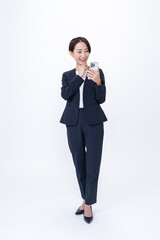 携帯を持ち考える女性