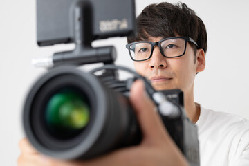 シネマカメラを構える男性