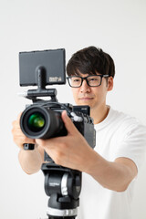 Fototapeta premium 動画撮影をする男性