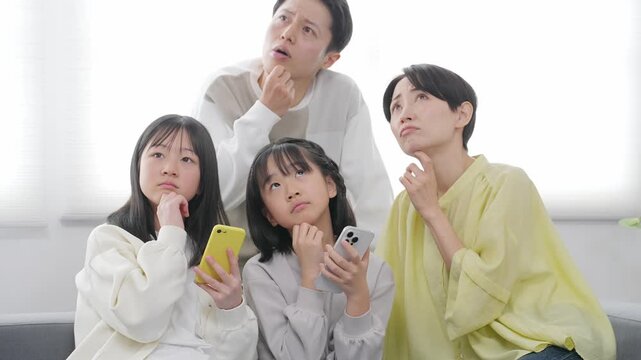 スマホ、スマートフォン、子供、親子、家族、女の子、トラブル、ショック、キッズ、防犯、セキュリティ、犯罪、悩む、困る、落ち込む、がっかり、詐欺、フェイクニュース、SNS、メール、乗っ取り、スパム、広告、失敗、故障、ファミリー、女子、日本人、残念、不安、心配、不満、疑問、小学生、情報、ネットリテラシー、制限、ゲーム、見守り、動画、怯える、怖い、ニュース、コピースペース、家庭、ブロック、ネガティブ、フィ