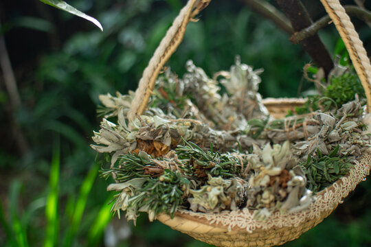 Sahumerio de salvia y romero en cesta artesanal
