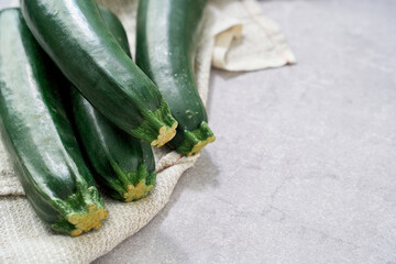 ズッキーニ｜夏が旬の緑の野菜