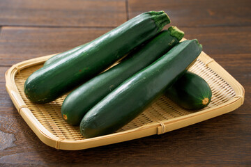 ズッキーニ｜夏が旬の緑の野菜