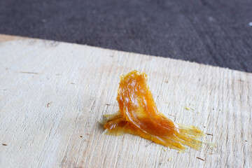 Rubber glue sticks firmly to objects.