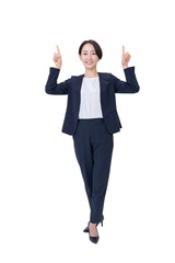 指差しをする女性・背景透過