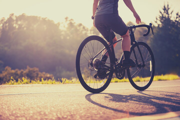 Obraz premium Cyclist riding bike at summer park