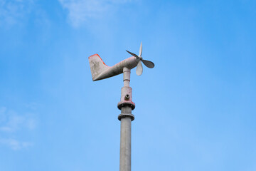 青空に映える風向風速計のクローズアップ写真