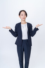 比べる女性