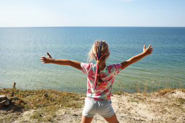 Dziewczynka. Morze bałtyckie. Drzewa. Klify. Poddąbie