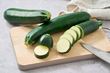 カットしたズッキーニ｜まな板の上の調理工程