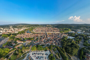 Vue en drone de la ville de Besançon avec le quartier Battant au premier plan au couche du soleil. 