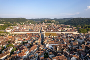 Vue en drone de la ville de Besançon avec le quartier Battant au premier plan au couche du soleil. 