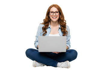 Naklejka premium Smiling young woman with red hair working on a laptop isolated on transparent background