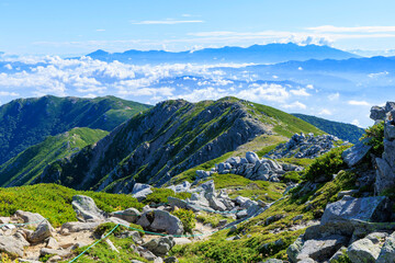 木曽駒ヶ岳稜線に広がる岩場と爽やかな登山風景