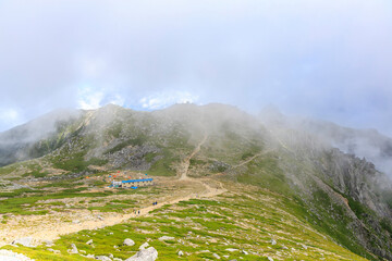 霧に包まれた中岳と宝剣岳周辺の幻想的な山岳風景