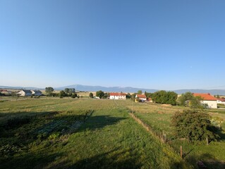 Obraz premium Scenic rural landscape with distant mountains.