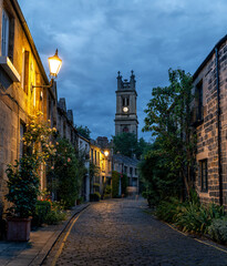 Circus Lane in Edinburgh zur blauen Stunde, Kopfsteinpflastergasse im Stadtteil Stockbridge mit...