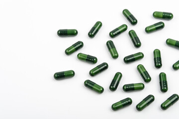 Suplementação alimentar, cápsulas em fundo branco	
