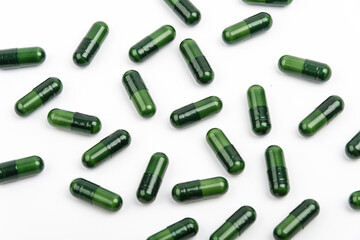 Suplementação alimentar, cápsulas em fundo branco	
