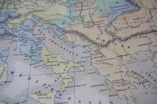 Vintage map in French language showing Italy, Adriatic Sea, and Balkan regions. Antique historical cartography close-up with geographic names and faded pastel colors.