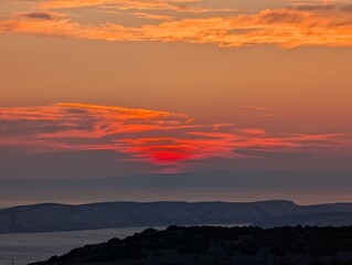 Obraz premium Vibrant Sunset Over Tranquil Sea