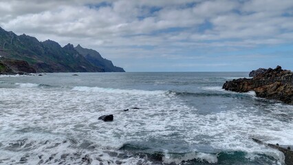 survol des plages au Nord de Tenerife dans le massif de l'Anaga