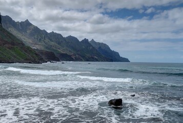 survol des plages au Nord de Tenerife dans le massif de l'Anaga