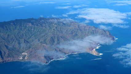 Naklejka premium survol du nord de Tenerife et du massif de l'Anaga en vue d'avion
