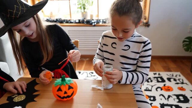 Enfants heureux qui font des d&eacute;corations d'Halloween.