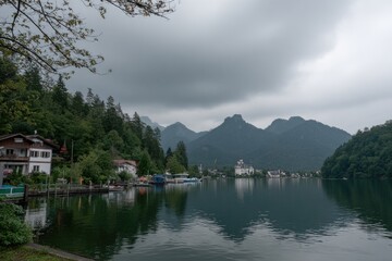 Obraz premium Lakeside village under a cloudy sky