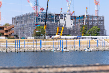 水辺に建設中の清掃工場の遠景