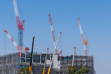 クレーンが林立する建設中の清掃工場