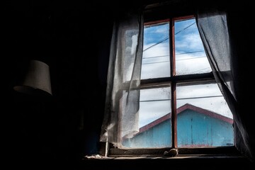 Obraz premium Interior view of a window, sunlight streams through