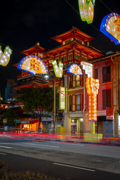 Chinatown in Singapore lights up during the Chinese New Year and Mid-Autumn Festival, creating a beautiful night scene in the city.