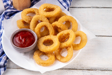 Golden onion rings with ketchup sauce