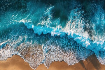 Obraz premium Aerial view of ocean waves crashing on a sandy beach