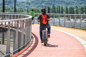 Mobilit&eacute; velo cycliste passerelle electrique casque