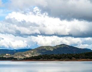 Obraz premium Scenic lake vista under a cloudy sky