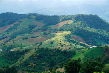 Obraz premium Lush Green Mountains and Hills with Scenic Valley View in Nature