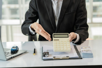 An online car insurance agent sits at a desk explaining the contract for sale.